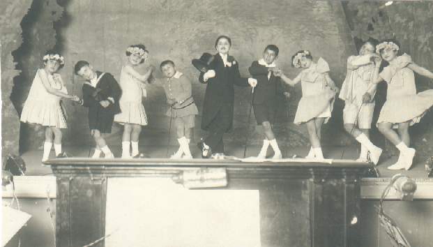 1927 Acto en el Colegio. Mario, primer varón desde la derecha.