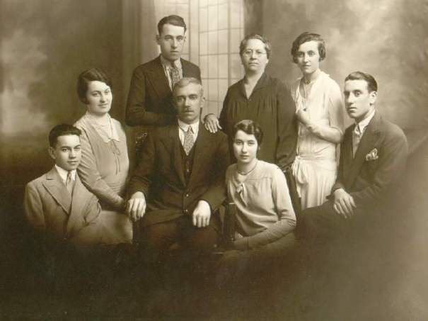 Foto de la familia Montani. Probablemente sea de 1929, coincidiendo  con las Bodas de Plata matrimoniales. Mario tendría 12 años.