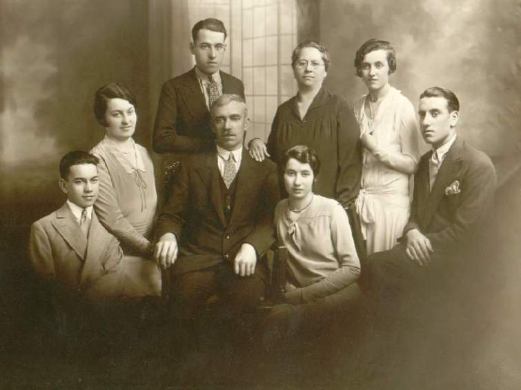 Foto de la familia Montani. Probablemente sea de 1929, coincidiendo  con las Bodas de Plata matrimoniales. Mario tendría 12 años. En el centro papá Silvio y Carolina (Cuca). En derredor, de izquierda a derecha: Mario, Elvira, Alberto, mamá Angela, Otilia y Juan.