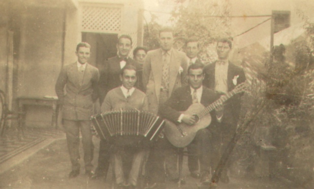 1931 La denominada "murga" Lomuto, primer grupo orquestal en el que Mario participó.