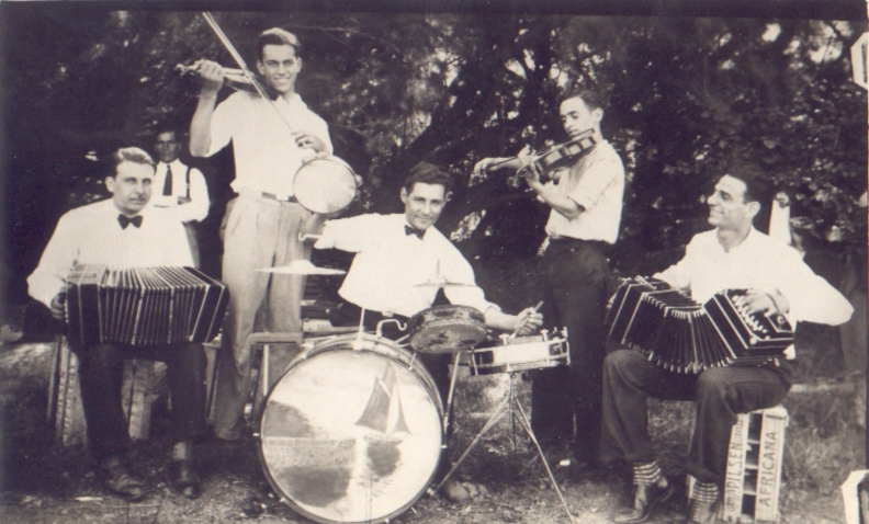 1934 Picnic en J.B.Justo. Mario con violín, Salotti con bandoneón.