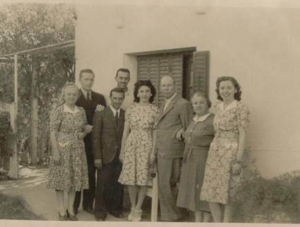 1942 De izquierda a derecha: la tía Enriqueta, pareja de misioneros mormones, Mario, Eda (prima de Inés) Thomas y María (padres de Inés) e Inés.