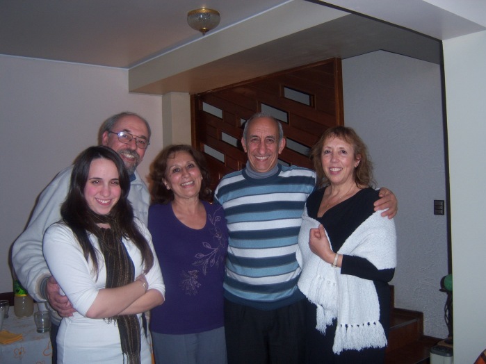 Oscar y su esposa, Lita, junto a Mario R. Montani y familia, en Mendoza