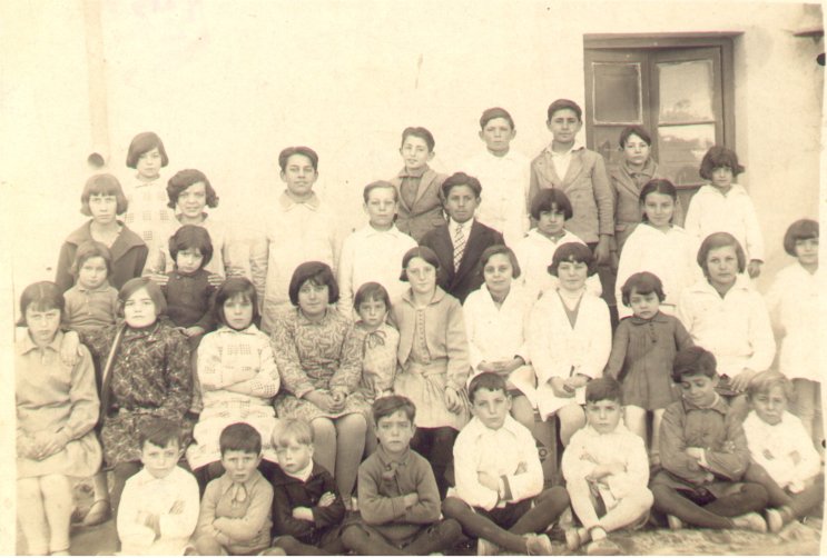 Escuela. Mario en el centro de blanco. Probablemente 1928/1929.