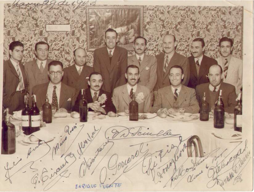 1943 Despedida de soltero de Mario con familiares y amigos que firman debajo.