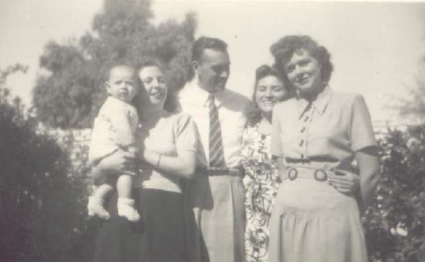 1947 Mario e Inés con Gladys y Tita (primas de Inés) y el recién llegado Tommy.