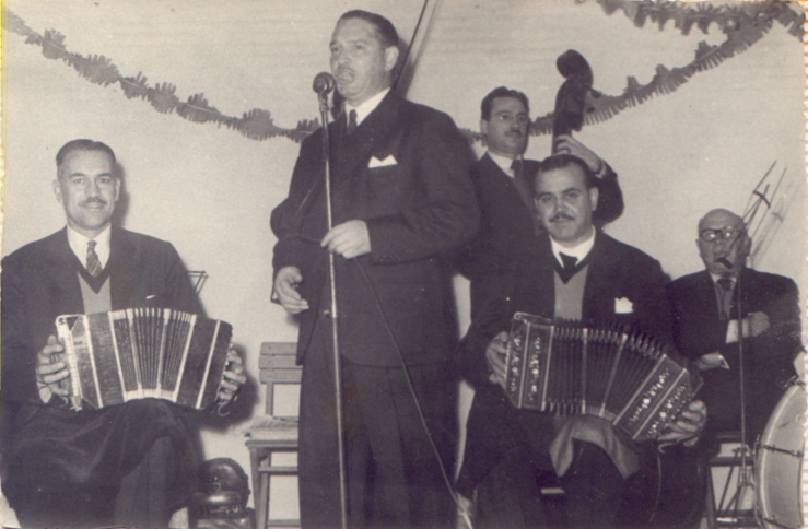 1956 Mario y Totti con cantante